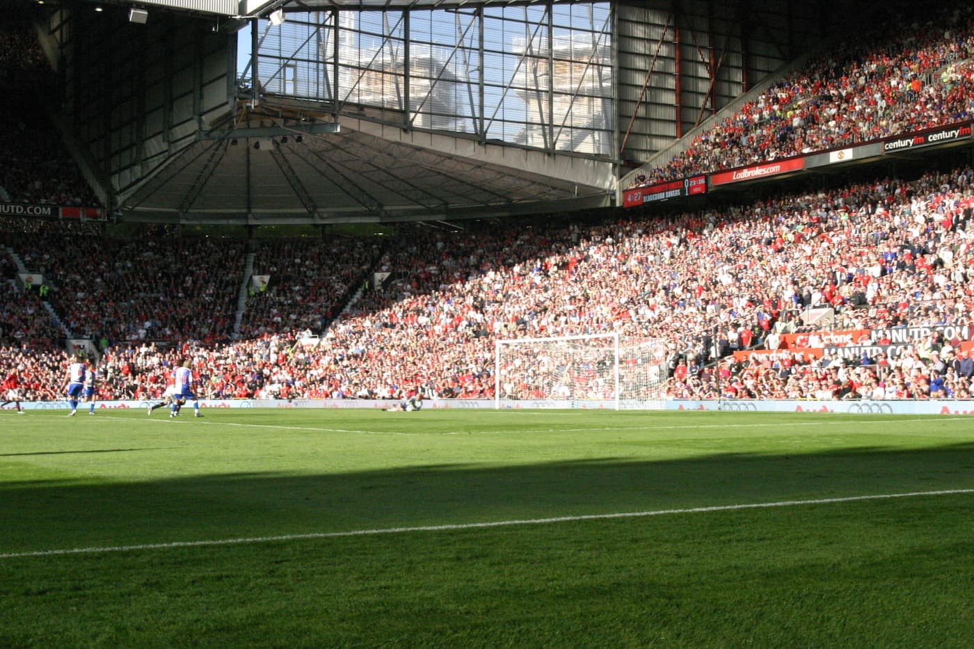 Old Trafford in de zon